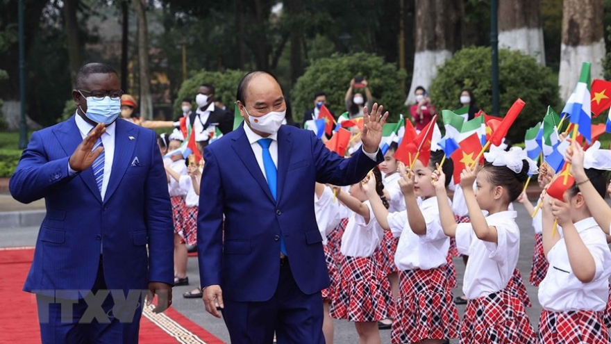 President of Sierra Leone receives warm welcome in Vietnam